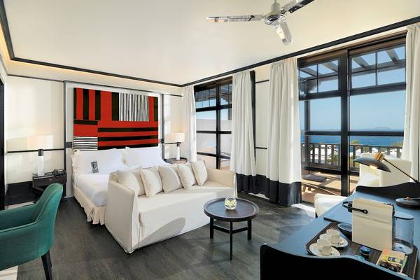 Luxus Schlafzimmer im H10 Rubicon Palace mit Blick auf das Meer.