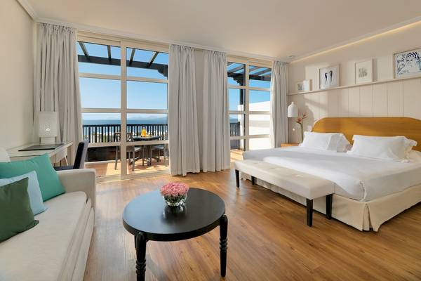 Suite im H10 Rubicon Palace mit Blick auf den Balkon und das Meer.