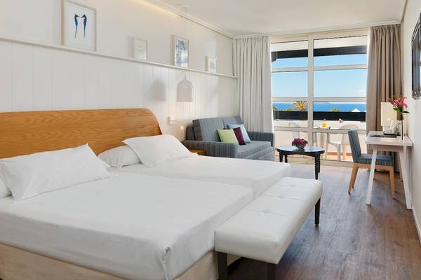 Doppelzimmer im H10 Rubicon Palace mit Meerblick, zwei Betten, Wohnzimmer und Balkon