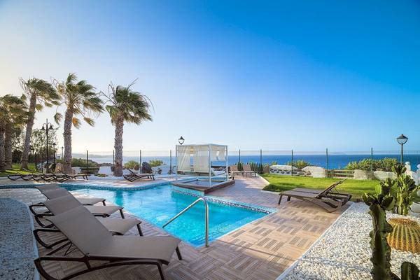 Außenpool des H10 Rubicon Palace mit Blick auf das Meer.