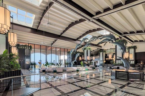 Die Lobby des H10 Rubicon Palace Hotels mit schwarzen und weißen Fliesen und einer hohen Decke mit Delphinen.