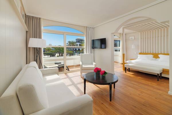 Suite im H10 Rubicon Palace mit Wohnzimmer, Schlafbereich und Terrassenblick.