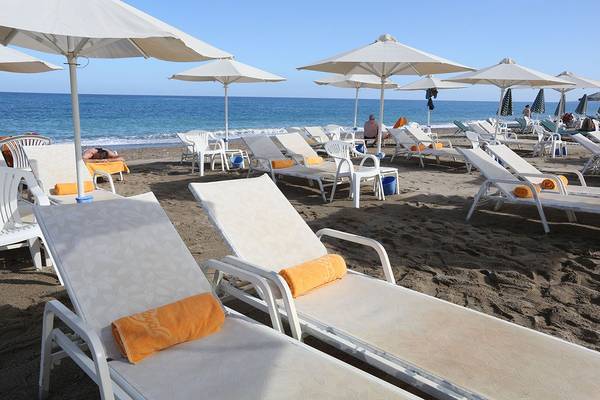 Strand des Minos Mare Royal Hotels mit vielen Liegestühlen und Sonnenschirmen