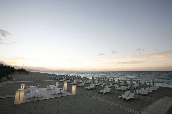 Abendessen am Strand des Minos Mare Royal Hotels bei Sonnenuntergang.