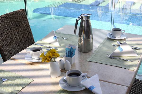 Tisch im Hotel Minos Mare Royal mit Blick auf den Pool.