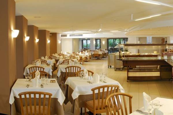 Frühstücksraum des Minos Mare Royal Hotels mit gedeckten Tischen und Buffets.