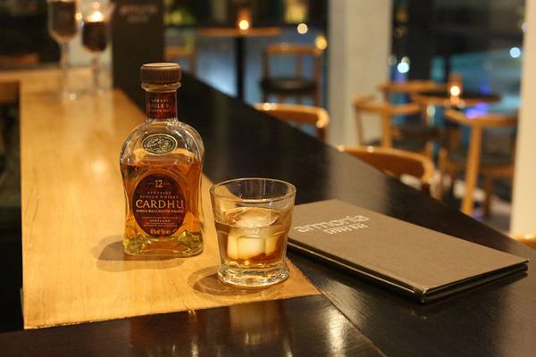 Minos Mare Royal Whisky auf der Bar im Hotel Minos Mare Royal
