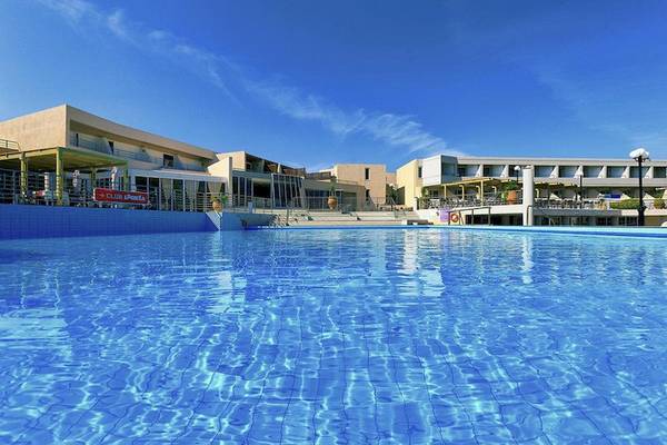 Außenpool des Giannoulis Santa Marina Beach Hotels bei klarem Himmel