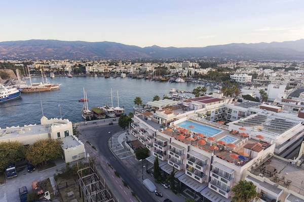 Luftaufnahme des Kosta Palace City Hotel mit Blick auf den Hafen und die Stadt