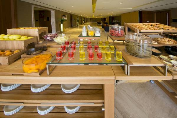 Frühstücksbuffet im Grand Millennium Muscat mit Obst, Getränken und Gebäck.