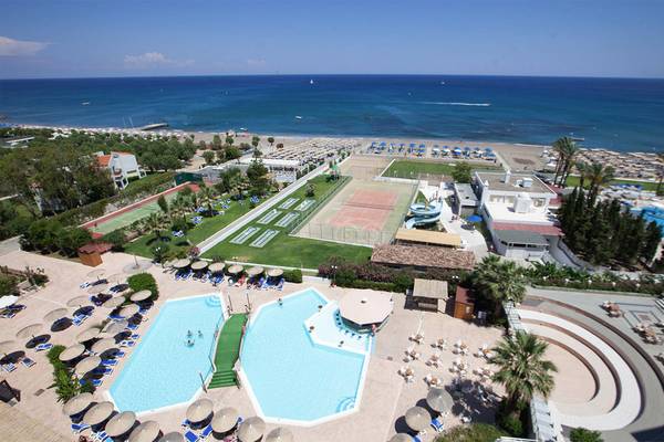 Luftaufnahme des Olympos Beach Resorts mit Blick auf zwei Pools, Tennisplätze und einen Wasserrutsche