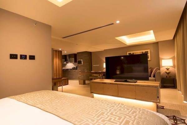 Suite Zimmer im Grand Millennium Muscat mit Fernseher und Wohnbereich