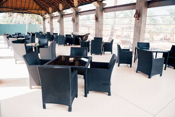 Foto von Goldi Sands Hotel, Loungebereich mit vielen Tischen und Stühlen.