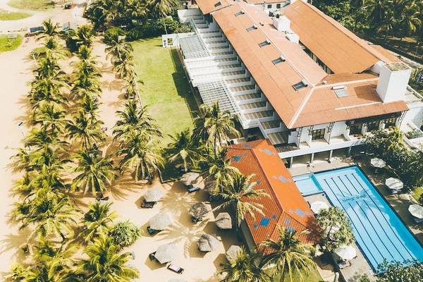 Luftaufnahme des Goldi Sands Hotels mit Swimmingpool und Palmen am Strand