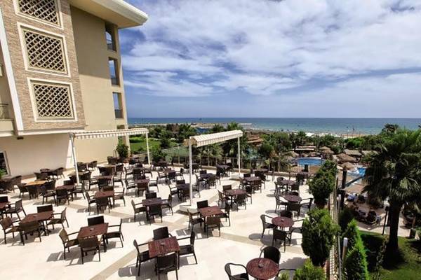Aussicht von der Terrasse des Adalya Bliss Hotels mit Blick auf den Pool und das Meer.