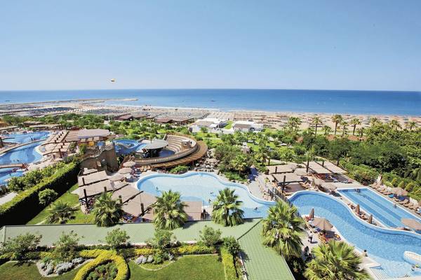 Luftaufnahme des Adalya Bliss Hotels mit Pools, Liegewiese und Meer.