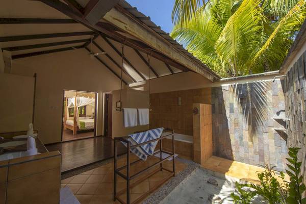 Badezimmer der Suite im Filitheyo Island Resort mit Außendusche, Doppelbett und Hängematten.