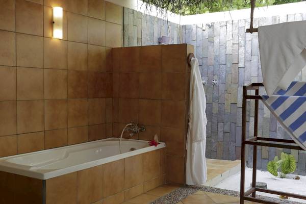 Badezimmer mit Badewanne und Dusche im Filitheyo Island Resort