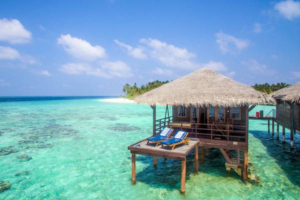 Luftaufnahme einer Wasserhütte mit zwei Liegen im Filitheyo Island Resort.