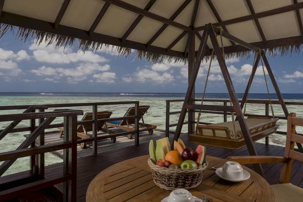 Terrasse im Filitheyo Island Resort mit Blick auf das Meer und Früchten auf dem Tisch