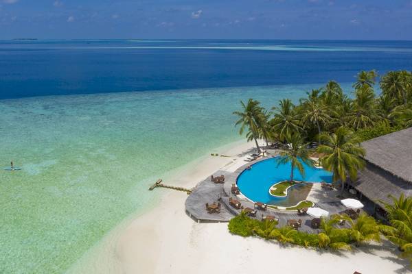 Luftaufnahme des Filitheyo Island Resorts mit Pool, Strand und Palmen