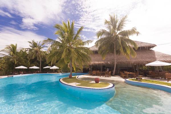 Außenpool des Filitheyo Island Resorts mit Sonnenschirmen und Palmen