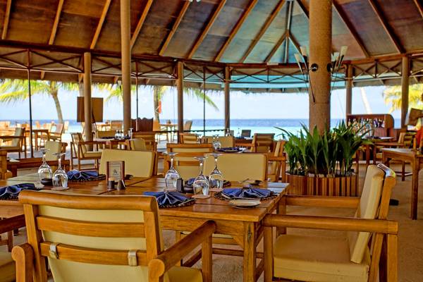 Innenansicht des Filitheyo Island Resort Restaurants mit Blick auf das Meer und gedeckten Tischen.
