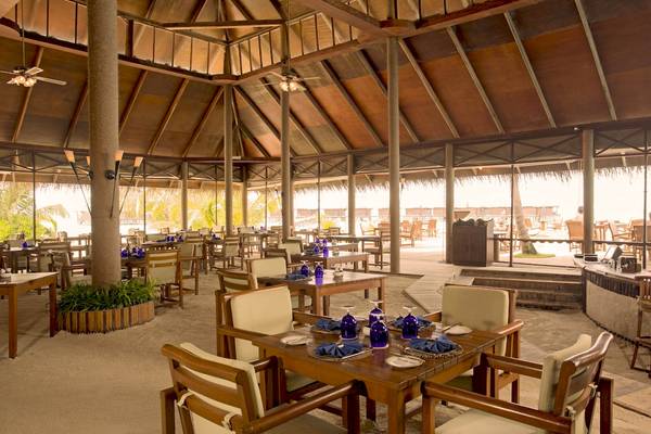 Innenbereich des Restaurants im Filitheyo Island Resort mit vielen gedeckten Tischen und Stühlen.