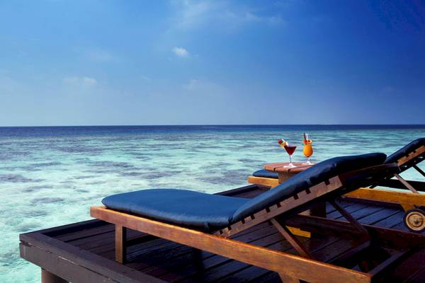 Strandlounge-Sessel am Filitheyo Island Resort mit Blick auf das Meer