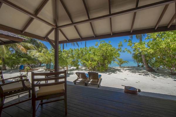 Strandterrasse des Filitheyo Island Resorts mit Blick auf den Ozean