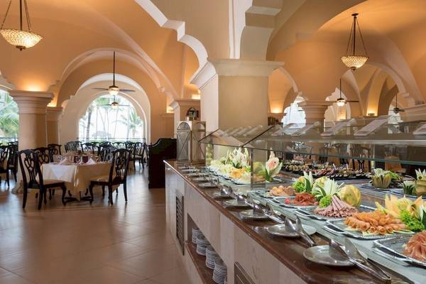 Frühstücksbuffet im Occidental Caribe Hotel mit verschiedenen Gerichten und Früchten.