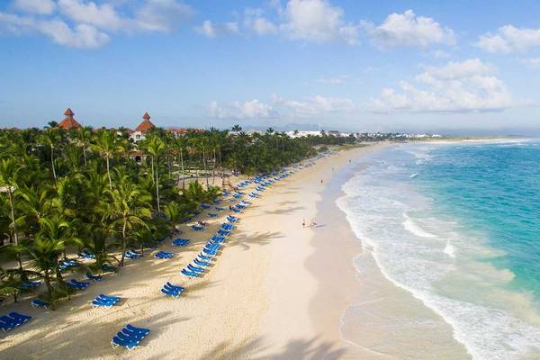 Luftaufnahme des Occidental Caribe Hotels mit Strand, blauem Wasser und Sonnenliegen