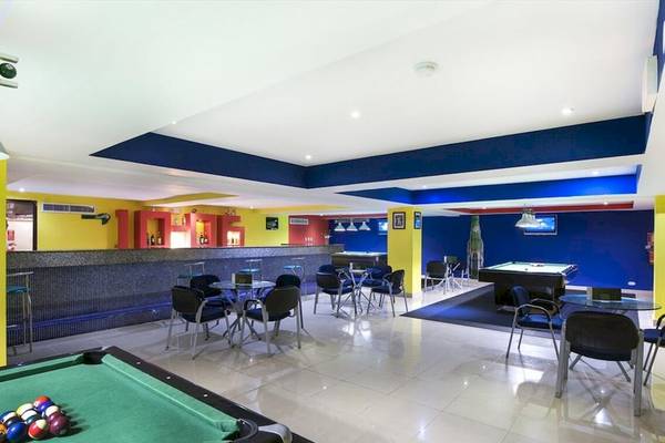 Spielzimmer im Occidental Caribe Hotel mit Pooltischen, Bar und Sitzgelegenheiten.