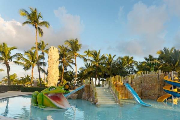 Kinderpool mit Rutschen und einer Froschfigur im Occidental Caribe Hotel.