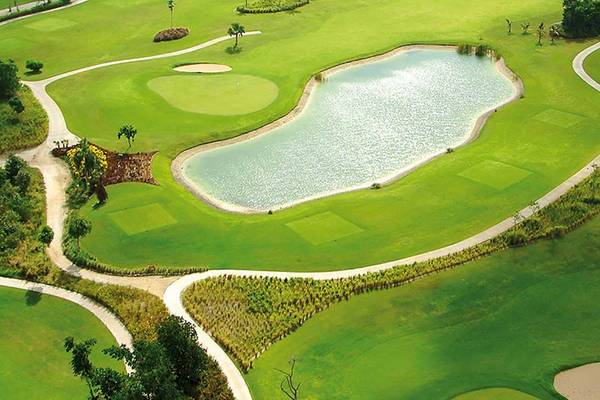 Aus der Luft Ansicht des Golfplatzes im Occidental Caribe Hotel mit einem Wasserhindernis.