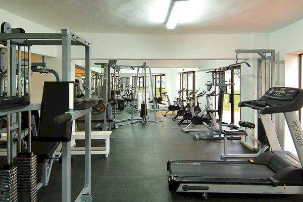 Fitnessstudio im Occidental Caribe Hotel mit verschiedenen Trainingsgeräten und Geräten.
