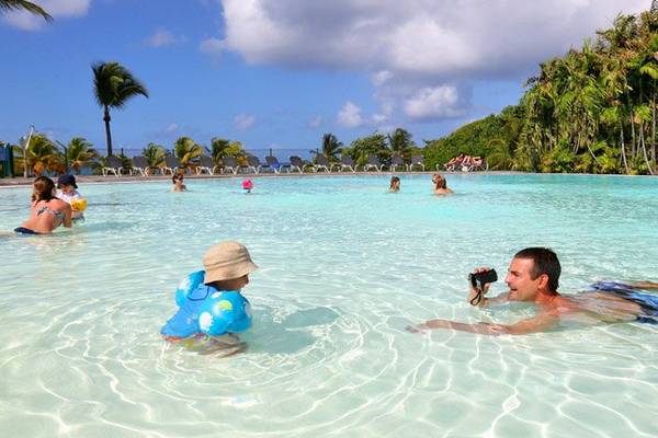 Familie genießt den Pool im Pierre & Vacances Village Club Sainte-Anne
