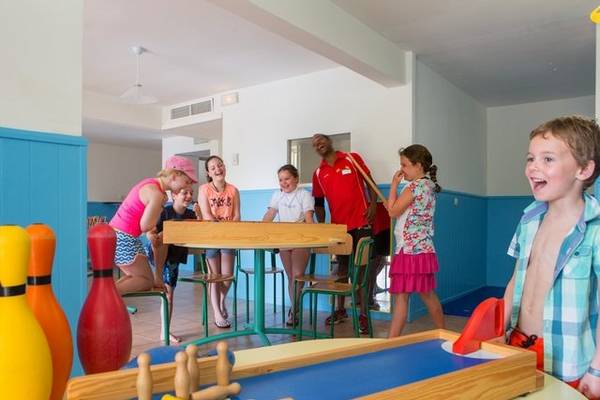 Kinder spielen im Feriendorf Pierre & Vacances Village Club Sainte-Anne.