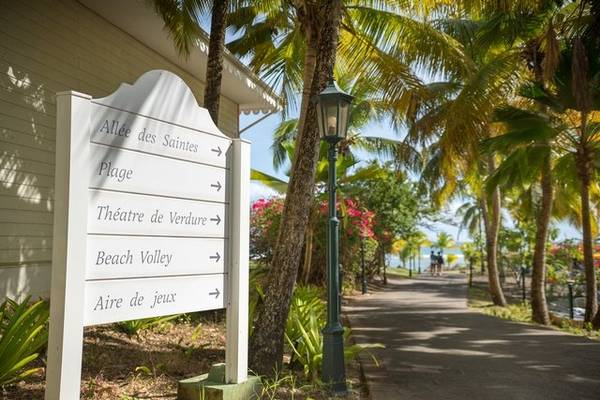 Schild am Hoteleingang mit Hinweisen zu Allee des Saintes, Plage, Theatre de Verdure, Beach Volley und Aire de jeux.