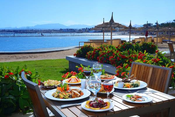 Speisetisch am Strand des Beach Albatros Resort mit Blick auf das Meer.