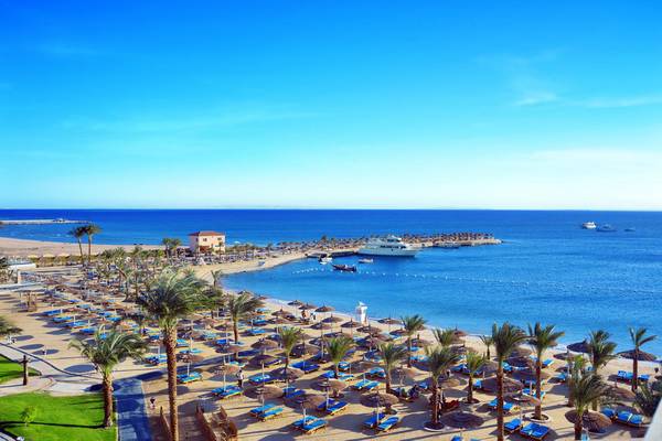 Luftaufnahme des Beach Albatros Resorts mit Strand, Sonnenliegen und Palmen am Meer