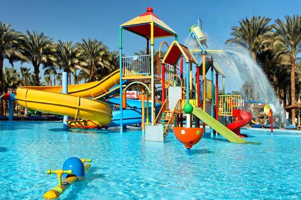 Wasserpark im Beach Albatros Resort mit bunten Rutschen und Wasserrutschen.