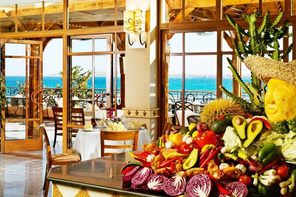 Restaurant im Beach Albatros Resort mit Blick auf das Meer und vielen bunten Gemüsen auf dem Tisch