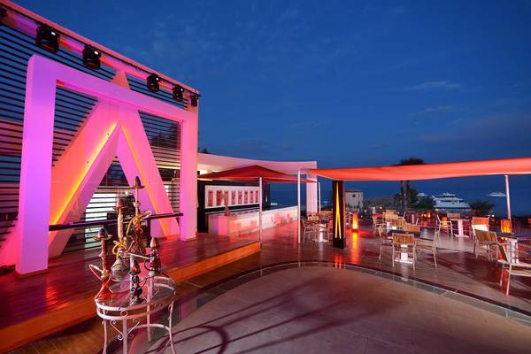 Abendterrasse im Beach Albatros Resort mit pinken und roten Beleuchtung.