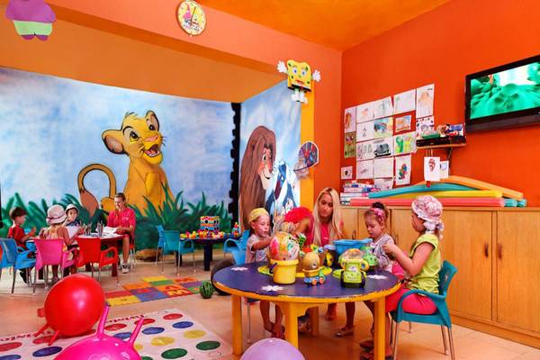 Kinderzimmer im Beach Albatros Resort mit bunten Wandmalereien und Spielzeug.