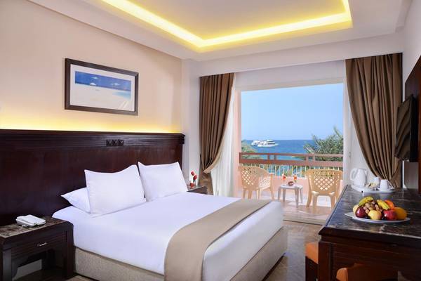 Hotelzimmer mit Meerblick im Beach Albatros Resort, mit großem Bett und Balkon.