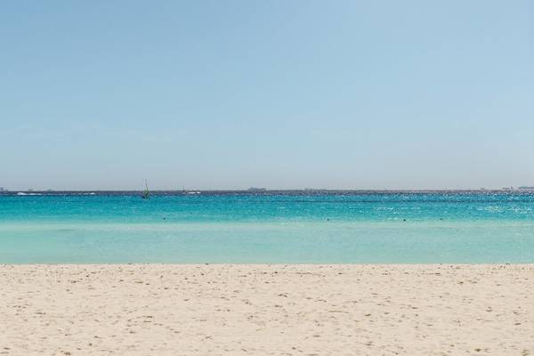 Strand am Allegro Playacar Hotel mit blauem Wasser und weißen Sand
