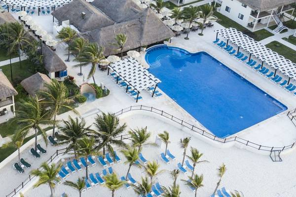 Luftaufnahme des Allegro Playacar Hotels mit Pool, Liegestühlen und Palmen
