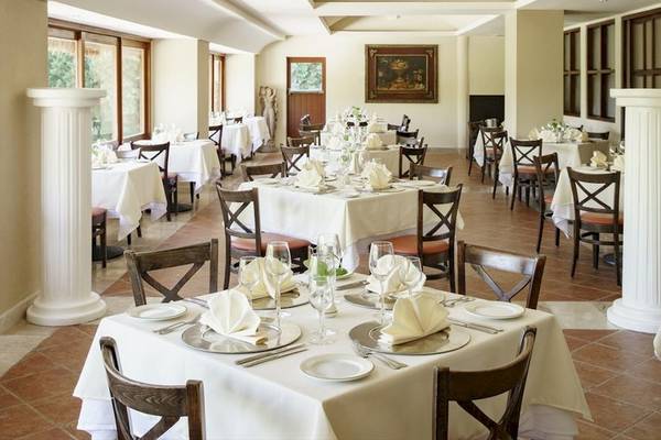 Allegro Playacar Hotel Restaurant Innenbereich mit gedeckten Tischen und Stühlen.
