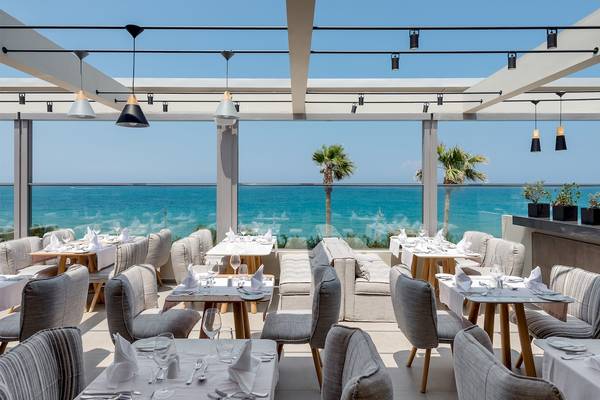 Restaurantterrasse des Ikones Seafront Luxury Suites mit Blick auf das Meer